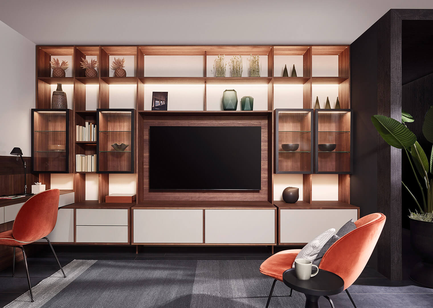Boekenkast voor de woonkamer met open vakken, vitrinekasten en plaats voor een televisie.